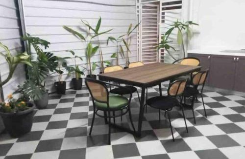 George Town Villa | British Granny's Cottage in Georgetown