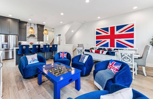 South Nashville House | British Theme Downtown Nashville Hangout + Hot Tub