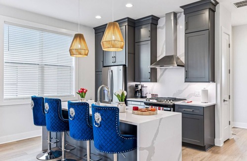 South Nashville House | British Theme Downtown Nashville Hangout + Hot Tub