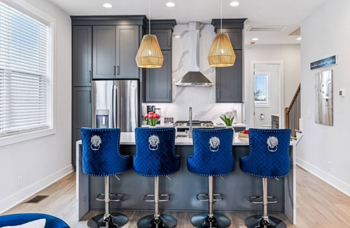 South Nashville House | British Theme Downtown Nashville Hangout + Hot Tub