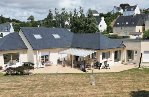Saint-Nic Villa | Brittany house 12 people interior swimming pool edge of sea