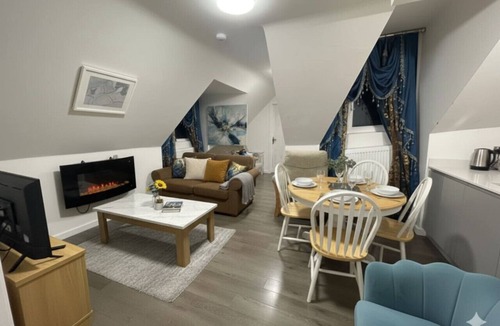 Broad Oak Apartment | Broad Oak Stays – 2BR Flat for 6 with Parking