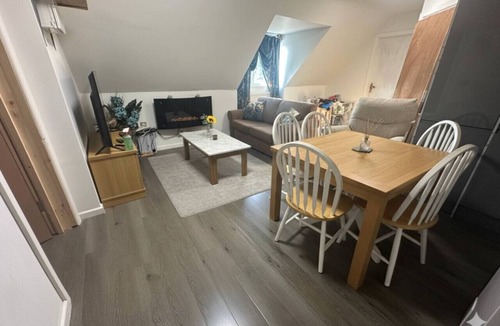 Broad Oak Apartment | Broad Oak Stays – 2BR Flat for 6 with Parking
