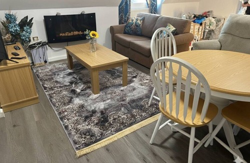 Broad Oak Apartment | Broad Oak Stays – 2BR Flat for 6 with Parking