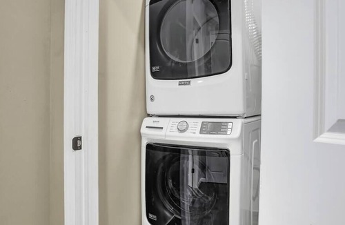 Newbold Apartment | Broad Street Beauty Modern 2BR**