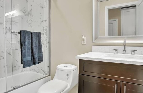 Newbold Apartment | Broad Street Beauty Modern 2BR**