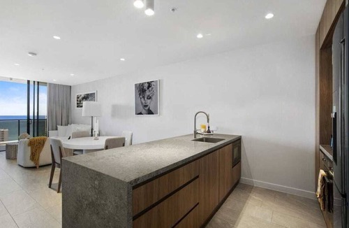 Broadbeach Apartment | Broadbeach Elegant apartment with views!