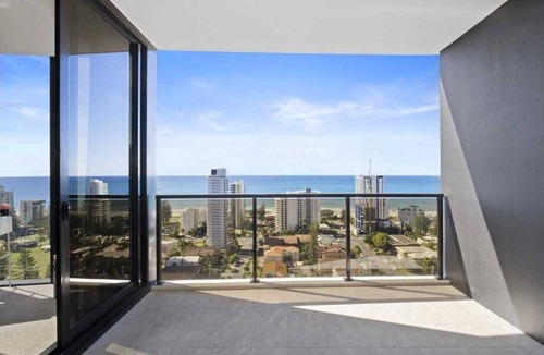 Broadbeach Apartment | Broadbeach Elegant apartment with views!