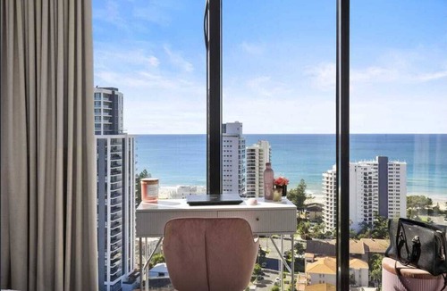 Broadbeach Apartment | Broadbeach Elegant apartment with views!