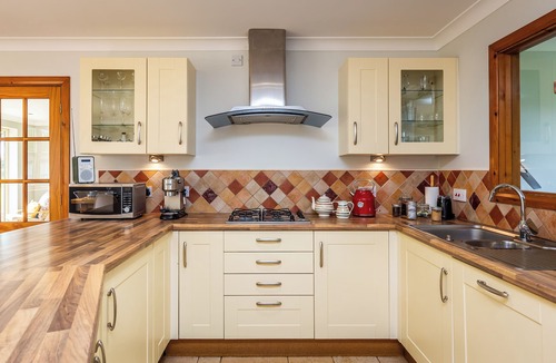 Lincoln Cottage | BROADLEAF LODGE, pet friendly, with open fire in Skellingthorpe