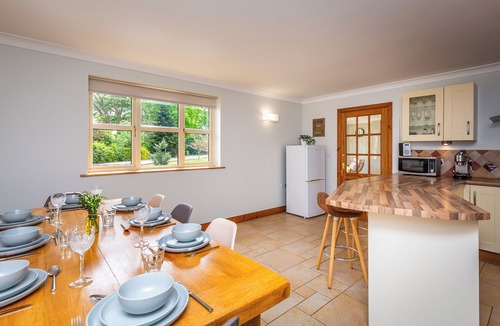 Lincoln Cottage | BROADLEAF LODGE, pet friendly, with open fire in Skellingthorpe