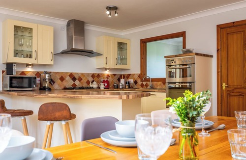 Lincoln Cottage | BROADLEAF LODGE, pet friendly, with open fire in Skellingthorpe