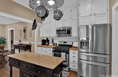 Broadmoor House | Broadmoor 3 Bed Pet Friendly Fenced Backyard