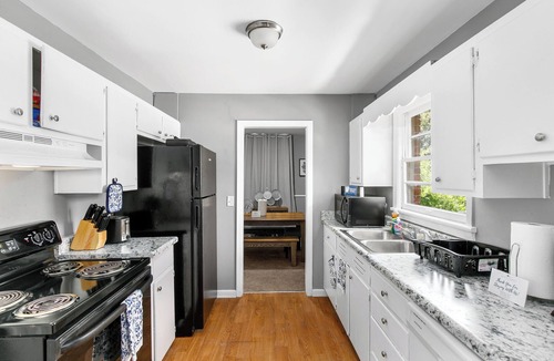 New Castle House | Broadmoor Brick Haven- 2 Units/Great for Groups