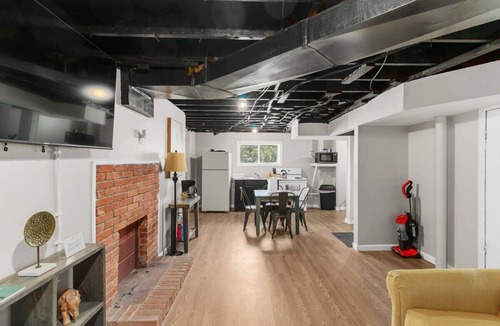 New Castle Apartment | Broadmoor Bungalow - Unit B