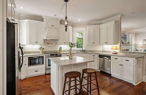 Saint Simons Heights House | BROADWAY BREEZE ~ Close to Beach/Shopping/Dining ~ Heated Pool - Spa - Sleeps 8