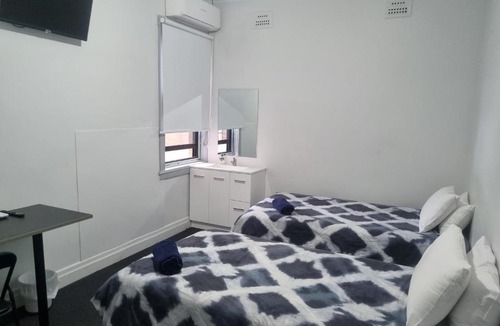 Parkes Hotel | Broadway Hotel