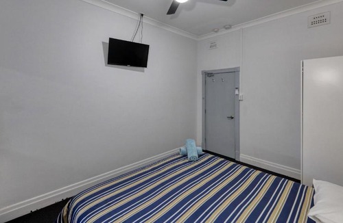 Parkes Hotel | Broadway Hotel