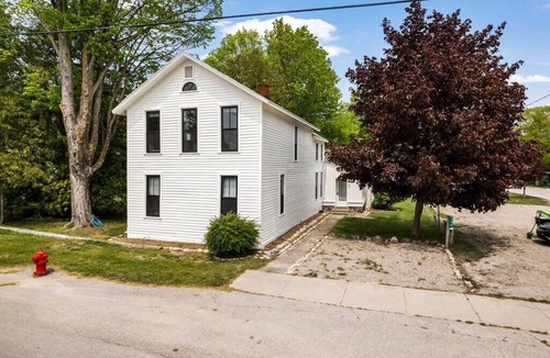 Suttons Bay House | Broadway House Summar