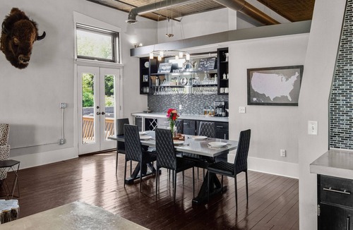 Siloam Springs Apartment | Broadway Luxe Loft