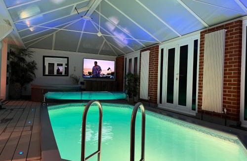 Herne Bay Villa | Broadway Pool House with Sauna & Jacuzzi