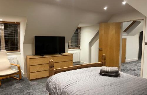 Herne Bay Villa | Broadway Pool House with Sauna & Jacuzzi