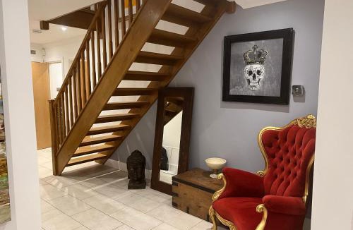 Herne Bay Villa | Broadway Pool House with Sauna & Jacuzzi