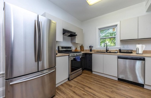 Winter Hill Apartment | Broadway Vibes Only 1BR 2 Beds Best Location