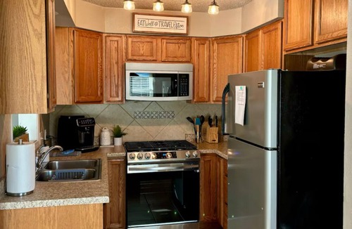 Broken Arrow House | Broken Arrow's Best!- Pool table, fire pit, & more!