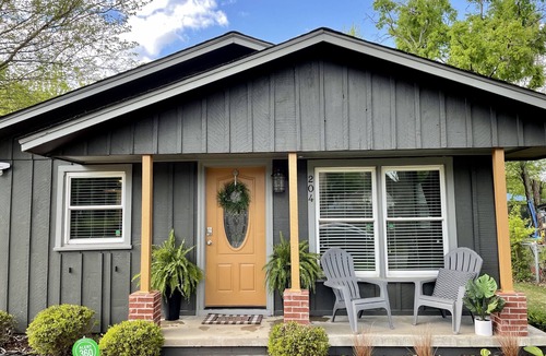 Broken Arrow House | Broken Arrow's Best!- Pool table, fire pit, & more!