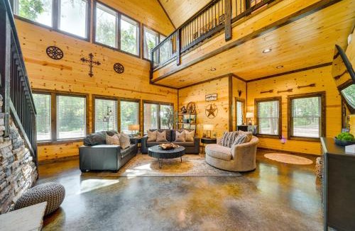 Broken Bow House | Broken Bow Cabin Near Choctaw Casino Hot Tub!