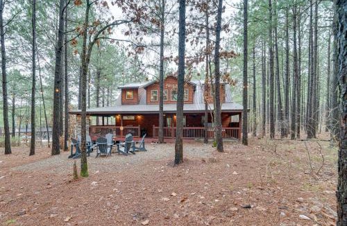 Golden House | Broken Bow Cabin on 1 Acre w/Hot Tub & Fire Pit!