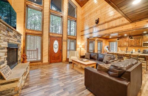 Golden House | Broken Bow Cabin on 1 Acre w/Hot Tub & Fire Pit!