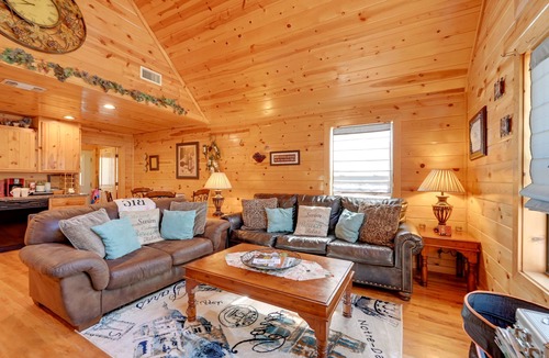 Broken Bow Cabin | Broken Bow Cabin w/Hot Tub & Fire Pit, Near Lake!