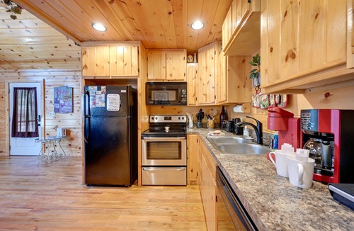 Broken Bow Cabin | Broken Bow Cabin w/Hot Tub & Fire Pit, Near Lake!