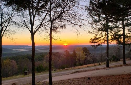 Broken Bow House | Broken Bow Cottage w/Deck, Hot Tub & Fire Pit!