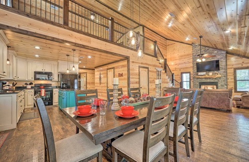 Broken Bow Cottage | Broken Bow Escape w/Hot Tub & Basketball Court!