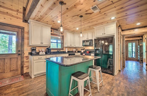 Broken Bow Cottage | Broken Bow Escape w/Hot Tub & Basketball Court!