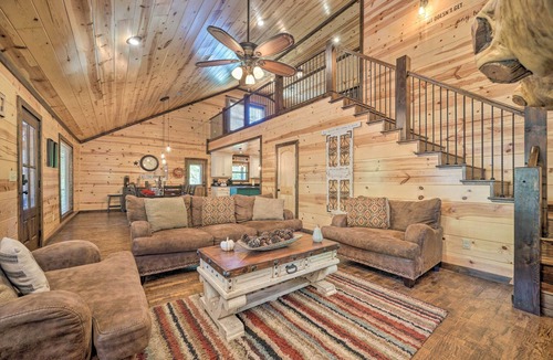 Broken Bow Cottage | Broken Bow Escape w/Hot Tub & Basketball Court!