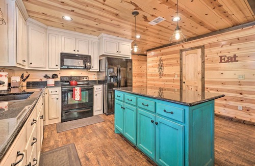 Broken Bow Cottage | Broken Bow Escape w/Hot Tub & Basketball Court!
