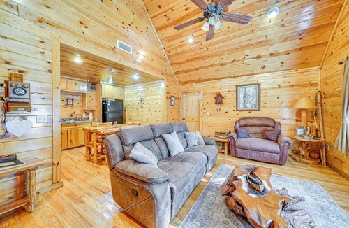 Broken Bow Cottage | Broken Bow Rental Cabin w/Hot Tub & Bar