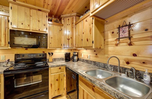Broken Bow Cottage | Broken Bow Rental Cabin w/Hot Tub & Bar