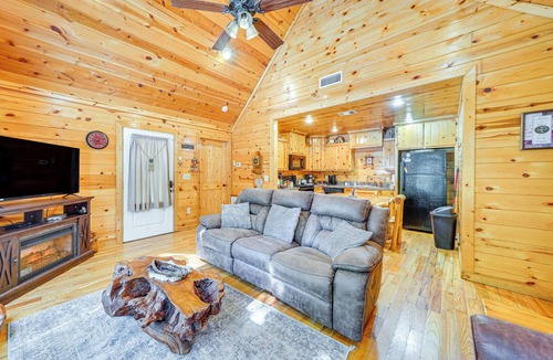 Broken Bow Cottage | Broken Bow Rental Cabin w/Hot Tub & Bar