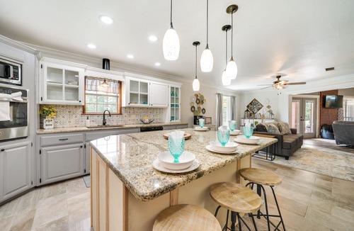 Broken Bow Cottage | Broken Bow Vacation Rental w/Pool & Hot Tub!
