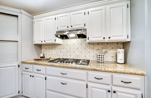 Broken Bow Cottage | Broken Bow Vacation Rental w/Pool & Hot Tub!