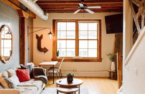 Downtown Springfield Apartment | Broken Clock