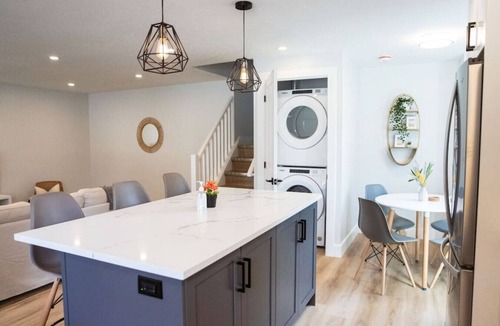 Kitchener House | Broken Oak A · Designer Luxe Home - 3 bed/1 bath + Parking & Wifi