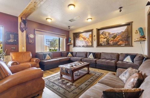 Torrey Hotel | Broken Spur Inn & Steakhouse