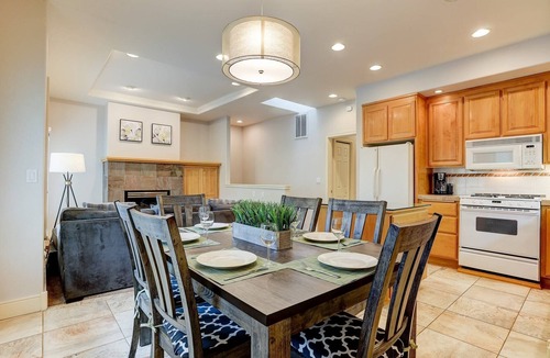 Broken Top House | Broken Top Townhome, Walk to Lodge, Balcony, Garage, Fireplace, AC, Quick to Mt Bachelor, Old Mill