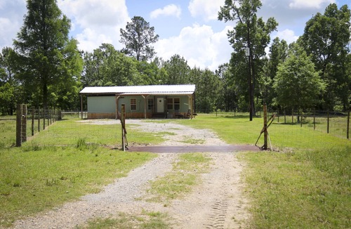 Deweyville House | Broken Wire Ranch.No worries! Peaceful, private and safe country experience!